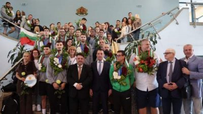 В правительственном терминале в Софии встретили болгарских волейболистов