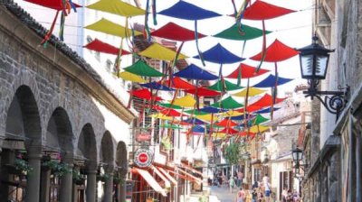 320 разноцветных воздушных змеев украшают Самоводскую торговую улицу