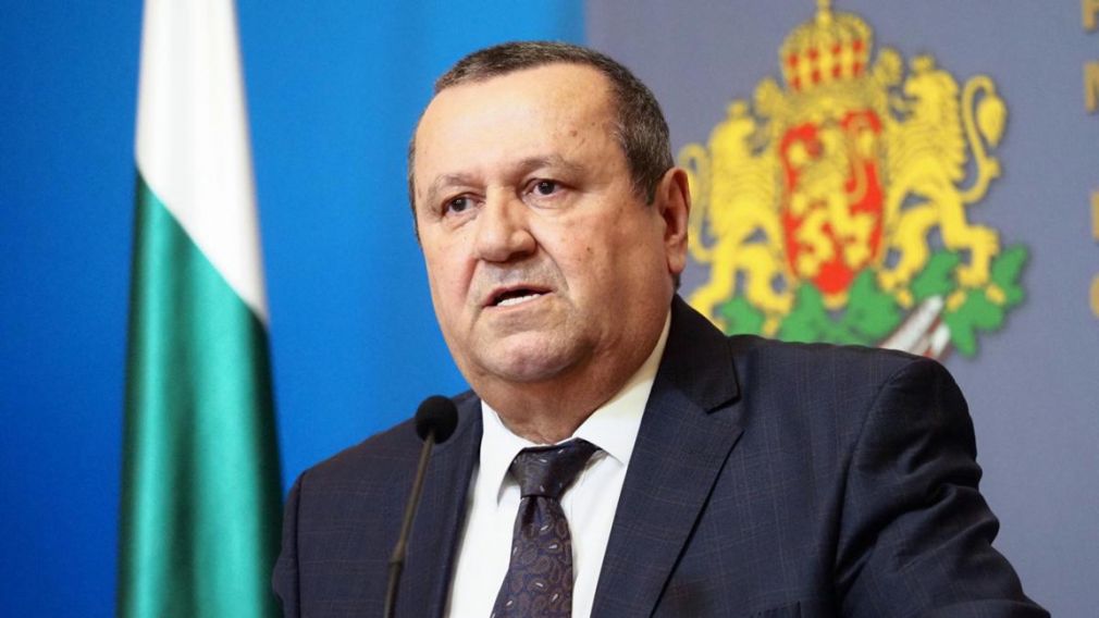Министр Адемов призвал новое правительство не уменьшать зарплаты и пенсии