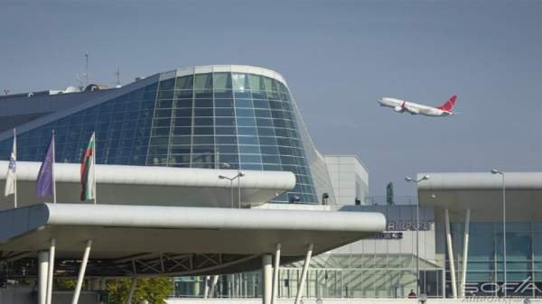 Сотрудники МВД Австрии и Германии следят за порядком в аэропорту Софии
