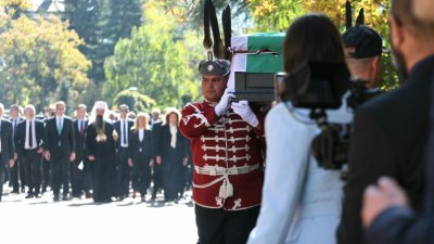 Тысячи людей встретили тленные останки царя Самуила в Софии