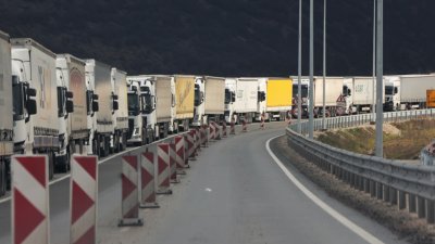 На главном пограничном переходе с Сербией наблюдается интенсивное движение фур