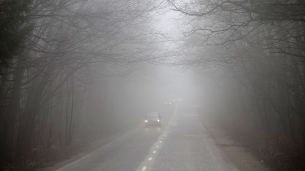 Морозное утро, туман на равнинах, в горах солнечно