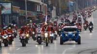 Десятки Санта-Клаусов приняли участие в мотоциклетном шествии в столице