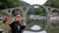 Рыбаки соревнуются у Дьявольского моста на реке Арда