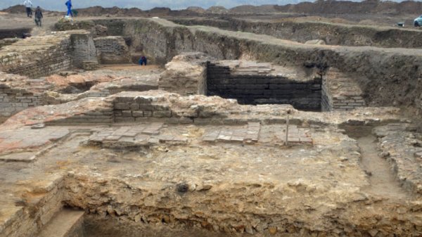 Римский строительный гений оживает под улицами древней Рациарии