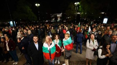 Протест и контрпротест перед Народным театром из-за постановки Джона Малковича