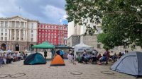 Столичный муниципалитет потребовал убрать лагерь протеста против введения евро