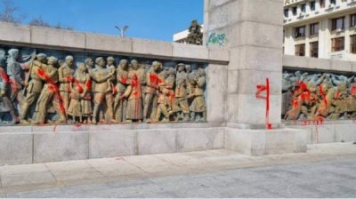 Облили красной краской памятник Алеше в Бургасе
