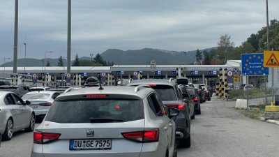 На въезде из Сербии очередь автомобилей дожидается проверки