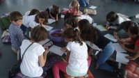 Дети рисуют свои права, пока учатся толерантности