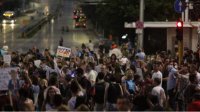 На 14-ый день уличного недовольства протестующие потребовали заблокировать государство