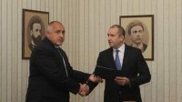 Бойко Борисов вручил Румену Радеву документ об успешно выполненом мандате на составление правительства