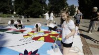 Дети из Северной Македонии и Болгарии рисовали вместе перед Народным театром