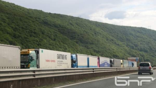 Предлагается остановить движение грузовиков по автомагистралям в праздничные дни и часы пик