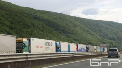 Предлагается остановить движение грузовиков по автомагистралям в праздничные дни и часы пик