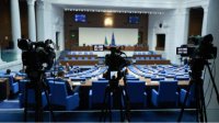 Три оппозиционные силы требуют срочного повышения оплаты молодых врачей и специалистов