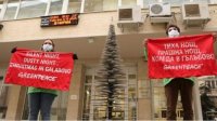 Экоактивисты подарили Министерству энергетики „елку”, покрытую пылью