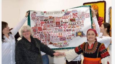 Живущая в Японии болгарка подарила Историческому музею карту Болгарии в вышивке