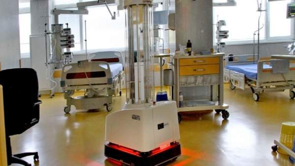 Больница в Пловдиве получила первого для Болгарии робота против COVID-19