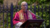 Папа Лев XIV появился на католический праздник в болгарском омофоре