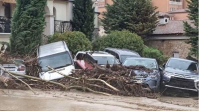 Из затопленного курортного поселка "Елените" эвакуируют людей