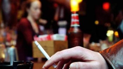 И болгарские курильщики – снаружи с сигаретой