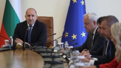 Премьер-министр назвал недопустимой атаку беспилотников на суда