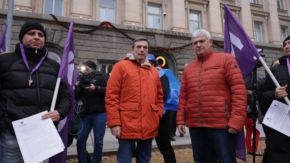 Профсоюзные деятели вручили депутатам листовки с 15 вопросами