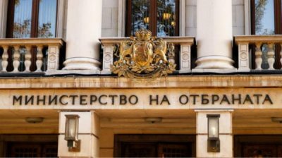 Эксперт Минобороны подал в отставку из-за неотправленных приглашений на церемонию освящения боевых знамен