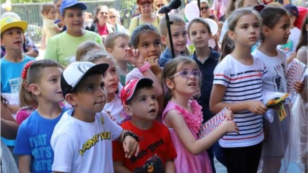 Детский смех, музыка и игры во дворе Болгарского национального радио