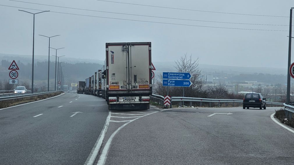 Наблюдается интенсивное движение грузовых автомобилей в направлении Турции