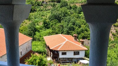 Живописное село Гега и сказочный &laquo;монастырь с чертями&raquo;