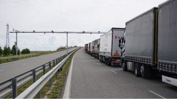 Километровая очередь грузовиков на мосту через Дунай на границе с Румынией