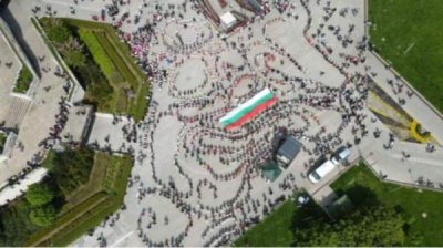 "Самое длинное хоро" в Софии с посланием мира