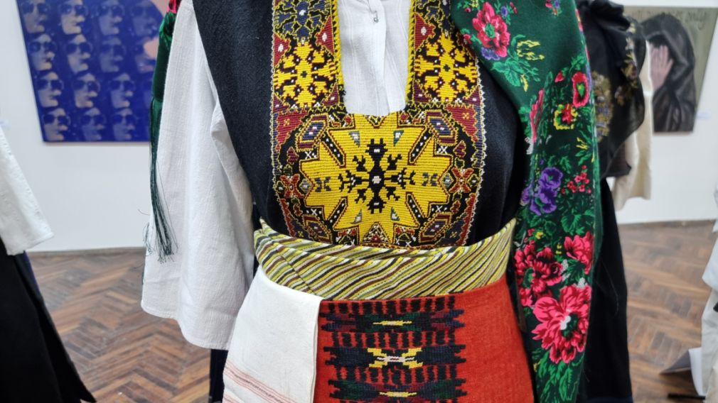 Болгария представляет народные костюмы на выставке в Баку