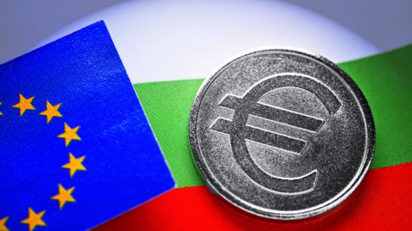 Из-за введения евро болгарские граждане массово несут деньги в банки