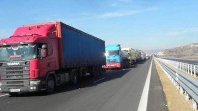 Перебои электроснабжения в Украине вызвали километровые очереди грузовиков на границе с Румынией