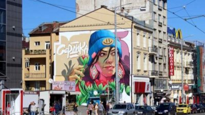 Тюльпан украсил стену в центре Софии