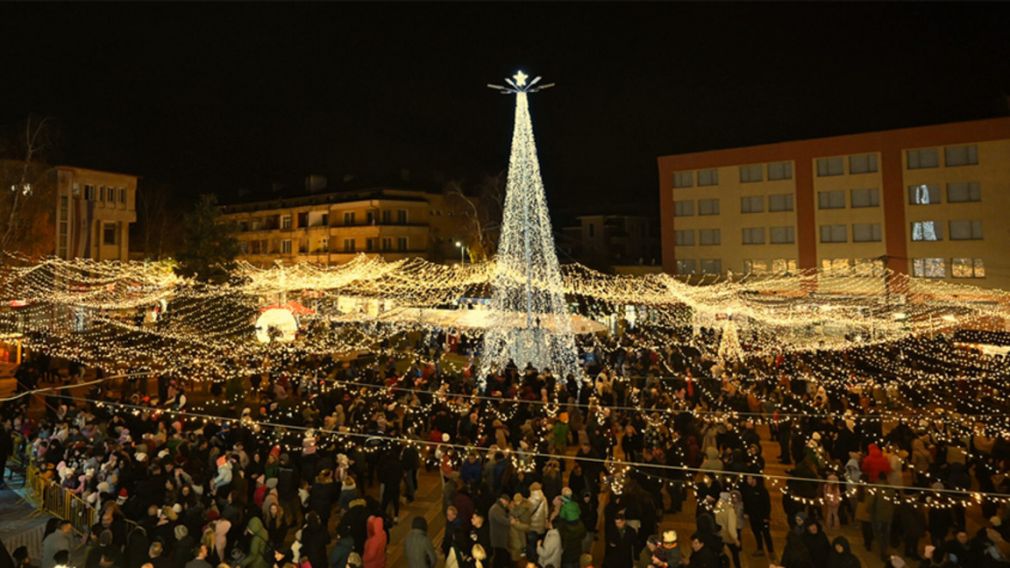 В Елин-Пелине зажигают рождественские огни и вселяют надежду на чудо