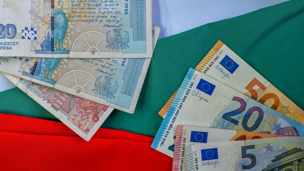 Некоторые банки взимают незаконные комиссии при обмене левов на евро
