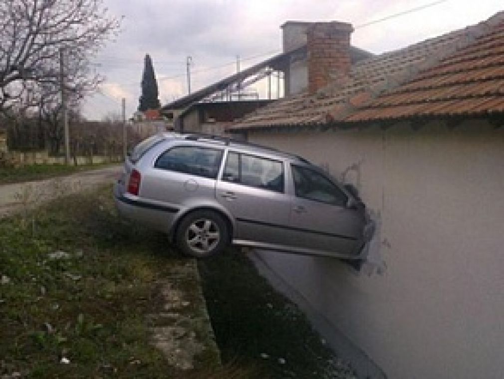 В болгарском селе водитель, пробив стену, въехал на автомобиле в соседский дом