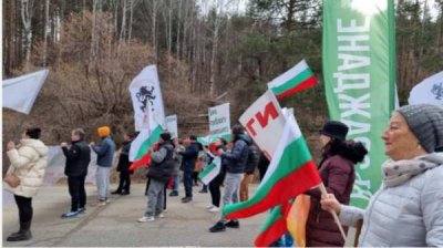 Сторонники партии "Возрождение" снова протестуют