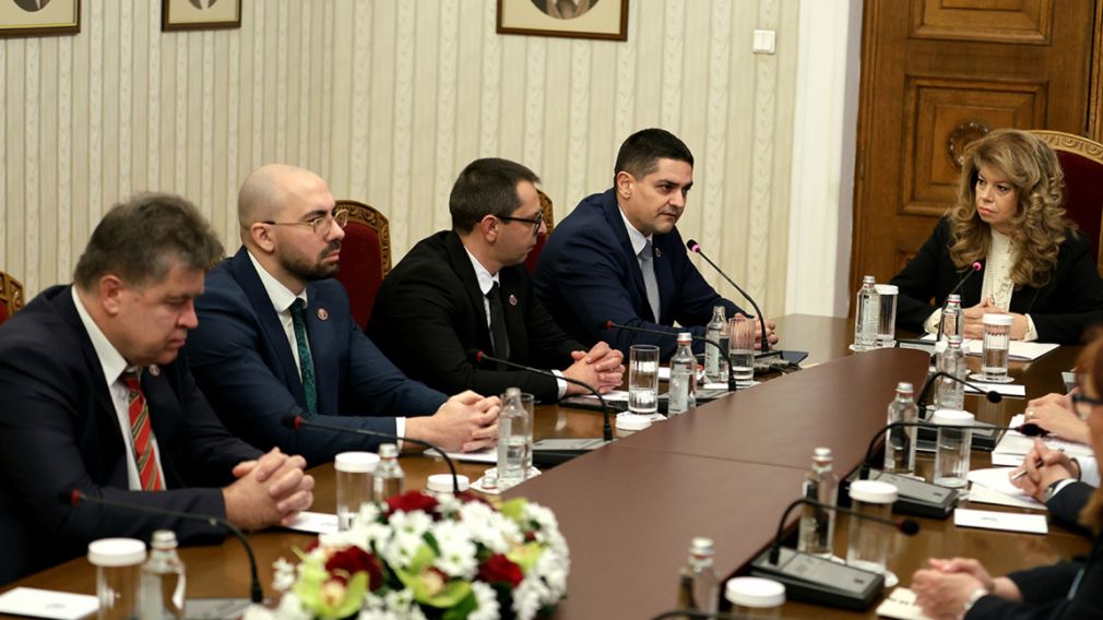 Представители партии МЕЧ пошли к президенту, но отказались от консультаций