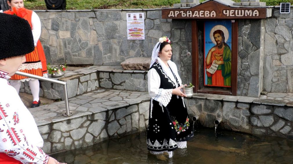 В Карлово на обряде &laquo;Кыпанак&raquo; купались в ледяной родниковой воде