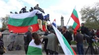 Протесты «за» и «против» обвертывания памятника Советской армии