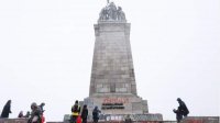 Социалисты чистят памятник Советской армии