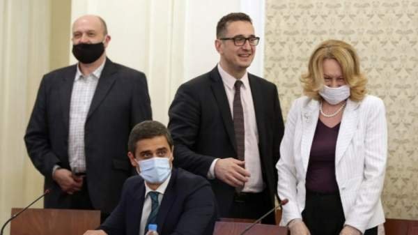 Болгарских депутатов уличили в нарушении противоэпидемических мер