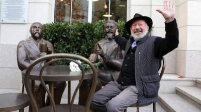 Скульптура легендарных чешских пивоваров братьев Прошек радует прохожих в Софии
