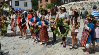 С факелами и венками из трав в Делчево отмечают праздник Ивана Купала